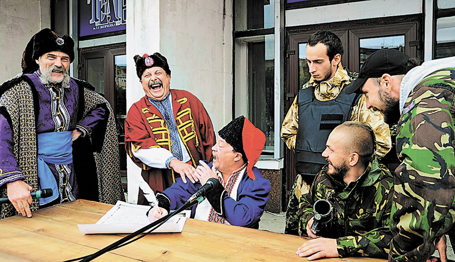 Козаки пишуть листа російському «султану». Фото Олега ГАНІНА